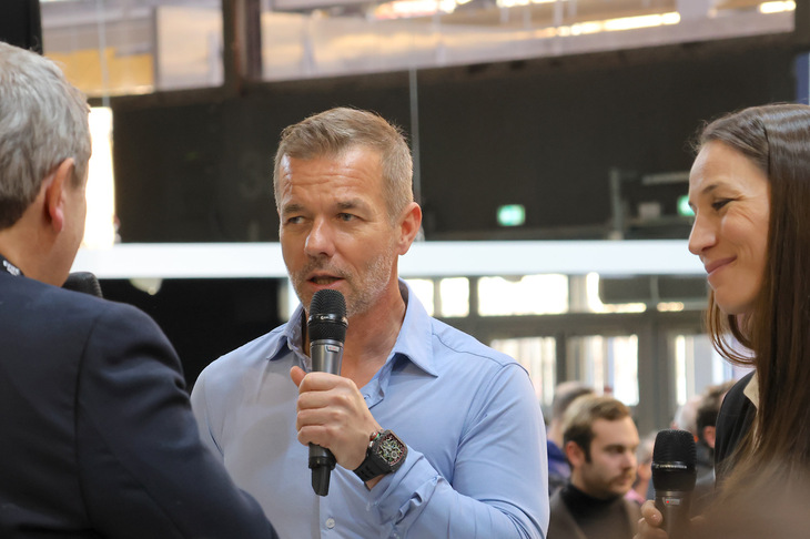 2024年1月31日午後、トークショーのステージに立ったセバスチャン・ローブ。