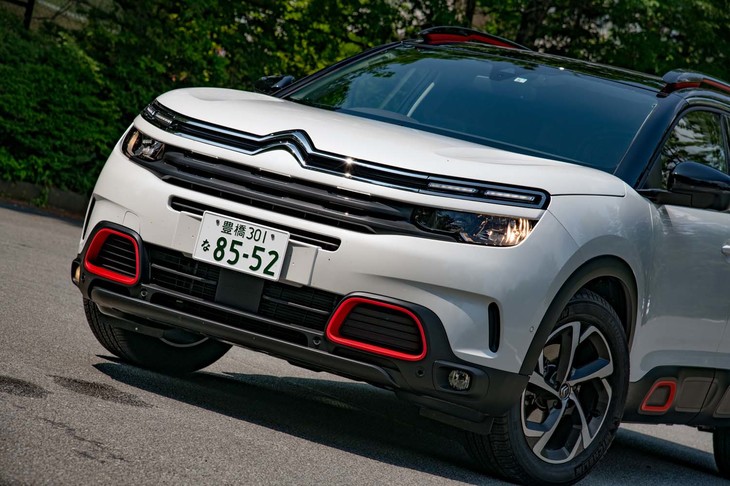 フロントマスクは「C4カクタス」に始まるシトロエンの最新デザインに準じたもの。細長い“目”のような部分はポジションランプで、ヘッドランプはそのひとつ下にレイアウトされている。