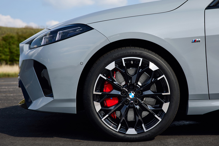 「M235i xDriveグランクーペ」には「アダプティブMサスペンション」や「Mスポーツブレーキ（レッドハイグロスキャリパー）」が採用される。