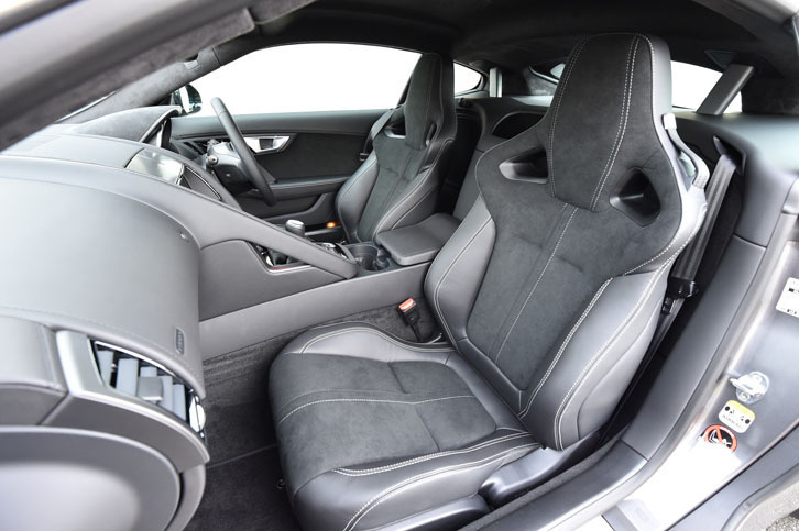 テスト車の「スウェードクロス・パフォーマンスシート」。セットオプション「スウェードクロスインテリアパック」（46万3000円）に含まれる。