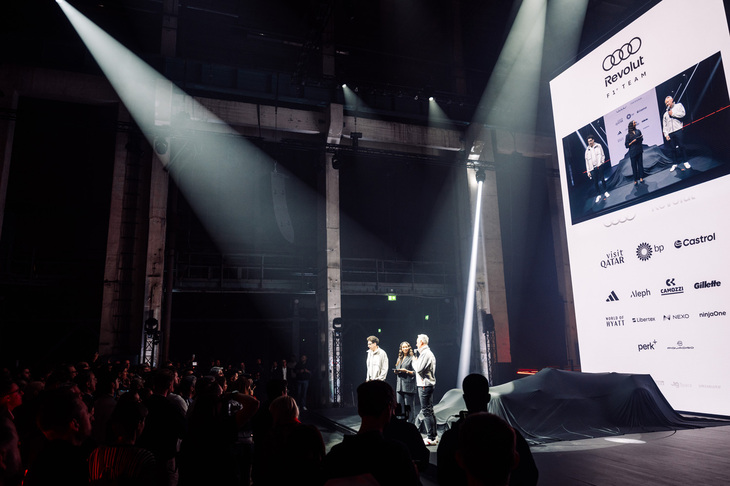 「アウディR26」のアンベールを待つ観衆と、壇上のアウディF1チーム関係者。