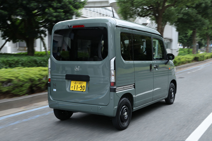 「N-VAN e：」に搭載される駆動用リチウムイオンバッテリーの容量は全車共通の29.6kWh。一充電走行距離は245km（WLTCモード）を実現している。EVならではの重さと低重心が奏功してか、街なかでは身のこなしもゆったりとマイルドでじつにあつかいやすかった。