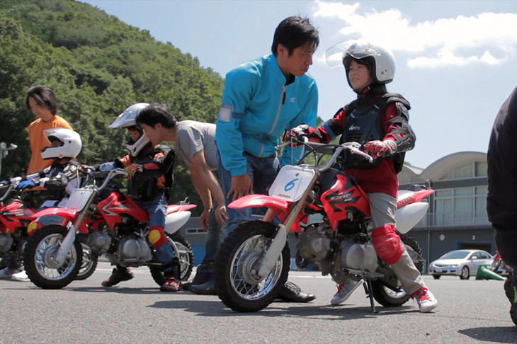 「親子バイク教室」の様子。「東京モーターフェス」では、子供向けのコンテンツも多数用意されている。