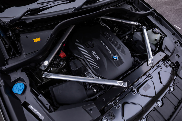 今回試乗した「xDrive35d Mスポーツ」のエンジンは、最高出力265PS、最大トルク620N・mの3リッター直6ディーゼルターボ。