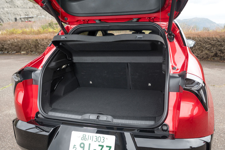 ラゲッジスペースには415リッターの容量を確保。側壁には12Vの電源ソケットが設けられている。