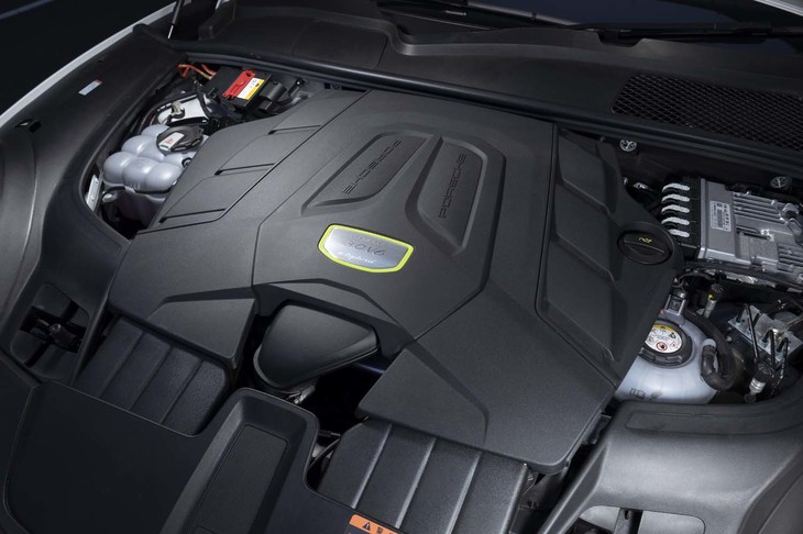 3リッターV6エンジンをベースとするハイブリッドユニットは、462PSのシステム最高出力を発生。最大トルクは700N・mに達する。