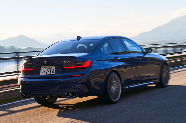 電子制御ダンパーにはアルピナ独自の制御プログラムを採用。「コンフォート・プラス」「コンフォート」「スポーツ」の3つのモードが用意されている。