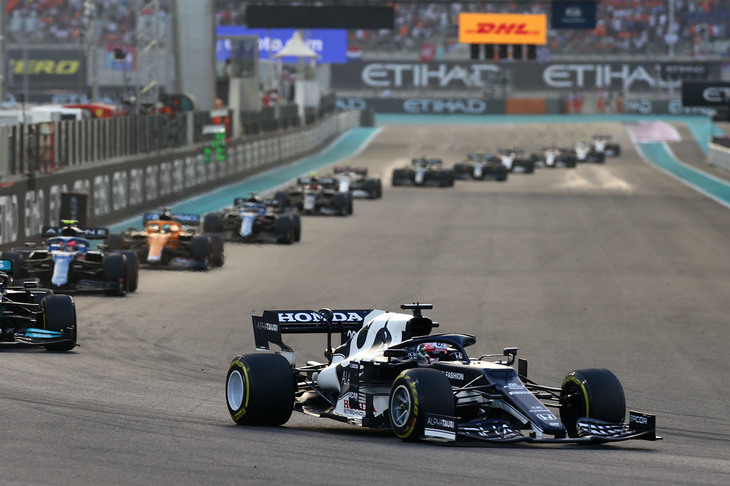 ルーキーイヤーの締めくくり、最終戦アブダビGPで輝いたのがアルファタウリの角田裕毅（写真前）。プラクティスでも好調でチームメイトのピエール・ガスリーを上回り、予選ではガスリーがブレーキ不調でQ2落ちの12位となる一方、角田はミディアムタイヤでQ3に進出し8位と健闘。トラックリミット越えでベストタイムを取り消されなければ6番グリッドにつけたほど力強い走りを見せていた。レースではポイント圏内をキープしながら、セーフティーカーのタイミングで4位に上がり、自身最高位でシーズンを終えることができた。ガスリーは5位入賞。チームはコンストラクターズランキング6位と、昨季より1つ上で一年を終えることができた。（Photo=Getty Images / Red Bull Content Pool）