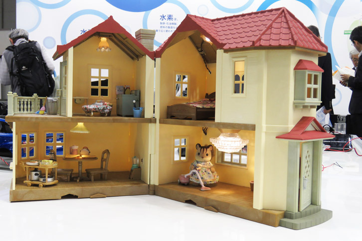 燃料電池から得た電力で、シルバニアファミリーのお家に電気がつきました！　この実演はかなりの人気講習のようで、小学校などから「生徒に見せてほしい」という問い合わせもあるとか。燃料電池はまだまだ新しい技術なので、こうした“草の根”の取り組みが大切なようだ。