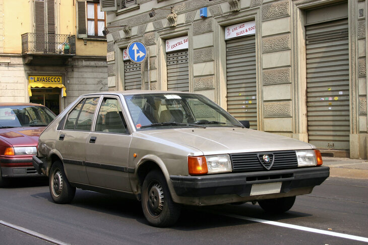 皮肉なことに、意地の悪いディーラーで撮影したあと、立て続けに「アルナ」に遭遇するようになった。これはトリノ市内にたたずんでいたアルファ・ロメオ・アルナ。2005年。