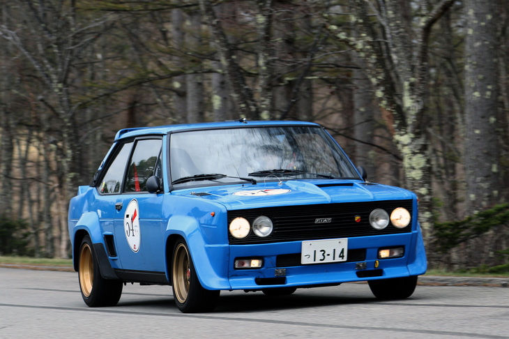 1977年「フィアット131アバルト ラリー」。1977、78、80年とWRC（世界ラリー選手権）のメイクスタイトルを3度獲得したマシンのホモロゲーションモデル。クラスH（1977年以降）で2位に入った。