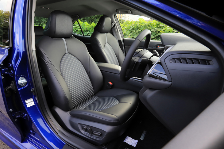 シート表皮は合成皮革とファブリックのコンビネーションデザイン。「WS」では8ウェイのパワーシートが標準装備されている。