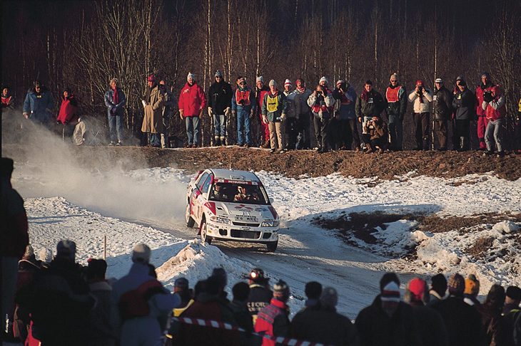 1995年のスウェディッシュラリーにおける「三菱ランサーエボリューション」の走り。新鋭のトミ・マキネンを擁する三菱は、スバルの好敵手となった。