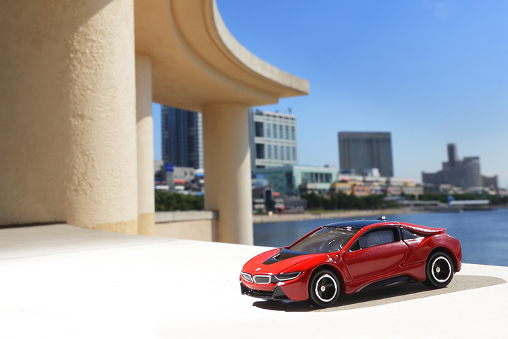 2009年の「BMWビジョン・エフィシェントダイナミクス」、2012年の「i8コンセプト」という2台のコンセプトカーを経て、2013年9月のフランクフルトショーで世界初公開された「i8」。日本では同年11月に披露され、2014年の夏に発売となった。（写真＝荒川正幸）