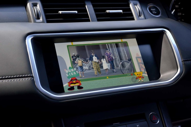 テスト車にはセットオプション「ラグジュアリーパック」に含まれる「デュアルビュースクリーン」が装着されていた。助手席側から見た場合と運転席側から見た場合とで、別の映像を見ることができる。こちらは助手席側。