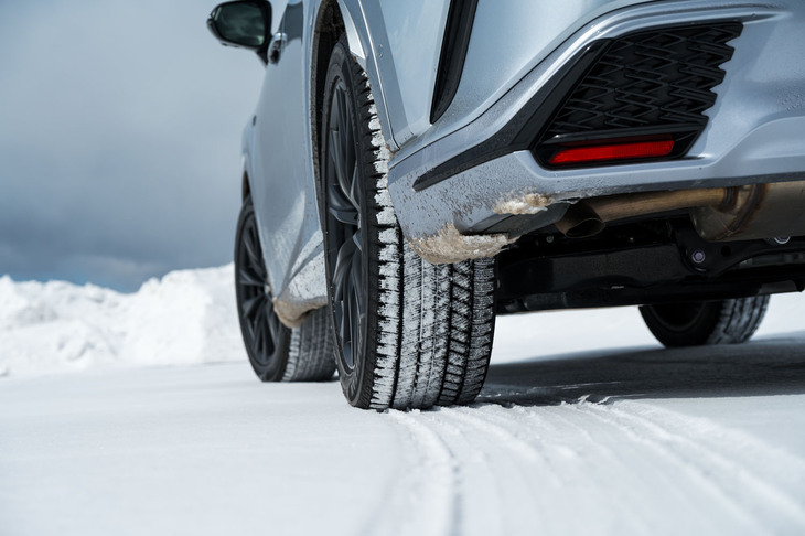 今回の試乗車はスタッドレスタイヤに安心・安定の「ブリヂストン・ブリザックVRX3」をチョイスしていた。