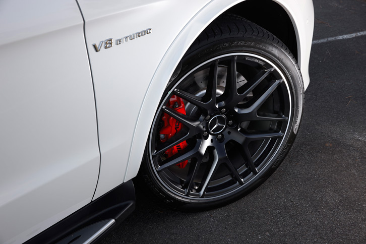 「GLE63 S」のタイヤサイズは295/35R21。ホイールのスポークの隙間から、赤いブレーキキャリパーとドリルドベンチレーテッドディスクがのぞく。