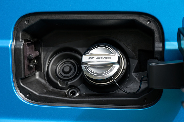 クロームシルバーのフューエルキャップは「G63ローンチエディション」の専用装備だ。