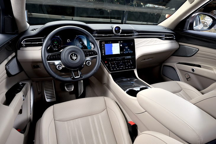 上下2段式のセンタースクリーンが目を引くダッシュボード。左ハンドルのみの設定となる。