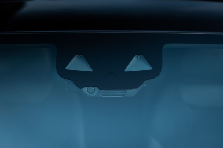 メルセデス・ベンツEQA250（運転支援システムのセンサー）