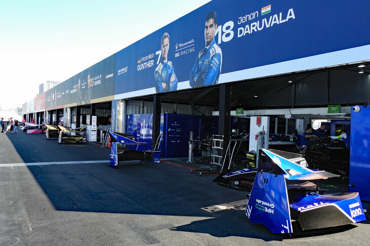 ピットレーンに出て、各チームのパドックを眺める。フォーミュラEは他のレースでは見られないようなチームが出場していて、個人的にとても興味深い。写真右手はマセラティMSGレーシングのパドック。