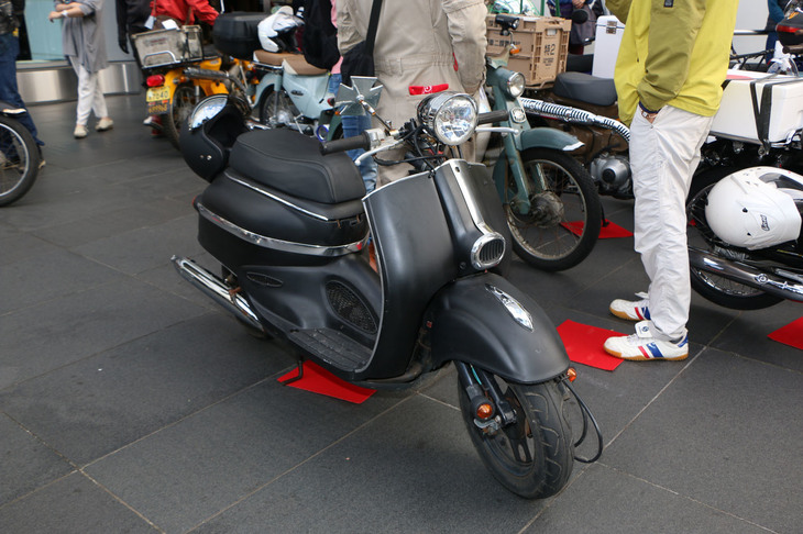 スクーター？　と思いきや、これもれっきとした「カブ」の一員。1999年登場の「ジョルカブ」。ベスパをほうふつとさせるレトロ調デザインの原動機付自転車で、スクーターライクなデザインながら、変速操作が楽しめるのが特徴。不人気だったため、現在では貴重な存在だ。