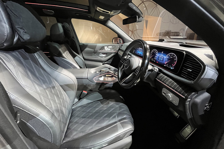 「マイバッハGLS600ナイトエディション」専用となるダークブラウンオープンポアウォールナットインテリアトリムを採用。