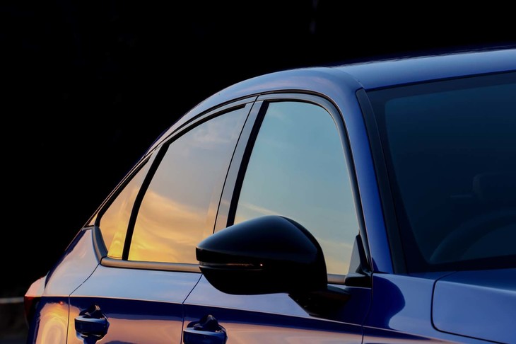 ウィンドウモールとドアミラーもグロスブラックでコーディネートされる。