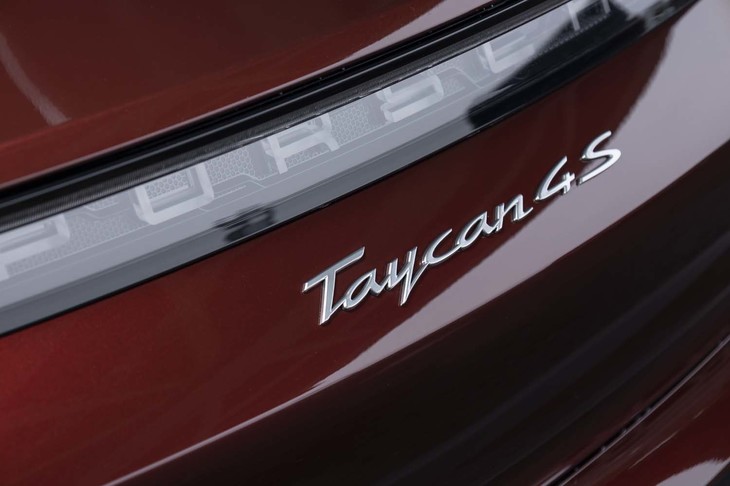 【ポルシェ・タイカン4Sのスペック】
	ボディーサイズ：全長×全幅×全高＝4965×1965×1380mm／ホイールベース：2900mm／車重：2280kg／駆動方式：4WD／モーター：永久磁石同期式電動モーター／フロントモーター最高出力：--PS（--kW）／フロントモーター最大トルク：--N・m（--kgf・m）／リアモーター最高出力：--PS（--kW）／リアモーター最大トルク：--N・m（--kgf・m）／システム最高出力：571PS（420kW）／システム最大トルク：650N・m（66.3kgf・m）／タイヤ：（前）245/45R20 103Y XL／（後）285/40R20 108Y XL（ミシュラン・パイロットスポーツ4）／一充電最大走行可能距離：389-464km（WLTPモード）／価格：1462万円
	
	【取材時の燃費データ】
	テスト距離：224.1km（市街地1：高速道路7：山岳路2）／消費電力量：107kWh／参考電力消費率：2.1km/kWh