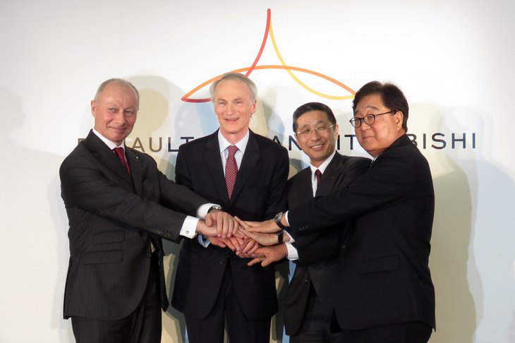 左からルノーのティエリー・ボロレCEOとジャンドミニク・スナール会長、日産自動車の西川廣人取締役社長兼CEO、三菱の益子 修取締役社長兼CEO。