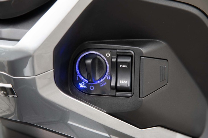 始動はリモコンキーの認識とダイヤル操作で行う。給油口やシートのロック解除は電動式になっている。