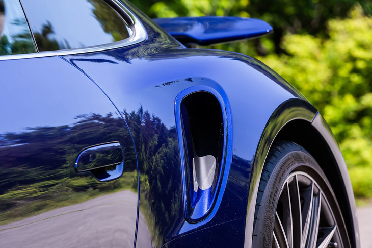 「911ターボ」のアイコンともいえるリアフェンダーのエアインテーク。試乗車はオプションとなるボディー同色のペイント仕上げ（8万4000円）が選択されていた。