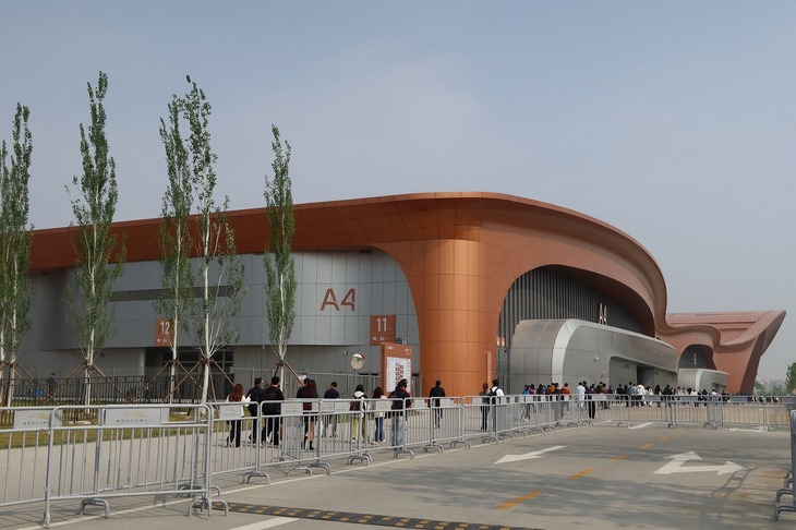 「北京モーターショー」の新たな会場として設定された首都国際会展中心の新館。これは建築家ザハ・ハディドの作品だ。