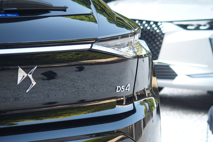 DS 4リヴォリBlueHDi（エンブレム）