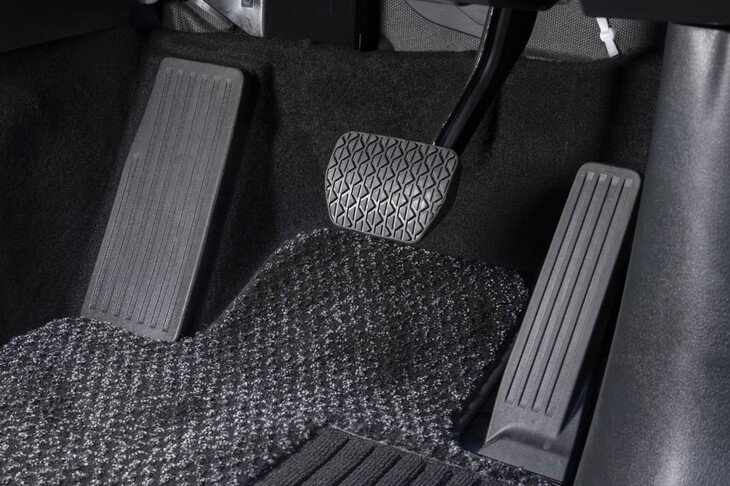 アクセルペダルはマツダこだわりのオルガン式。グレーと黒がまだらになったフロアマットは、砂利や小石が目立ちづらい優れ物。