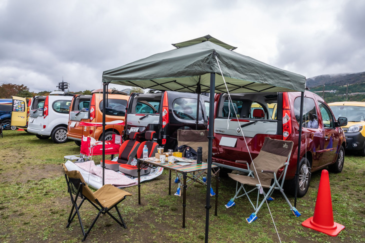 「カングー ビボップ」の後部に設置されたテーブルの上には、「カングー」のマグカップも。カングー愛を感じます。