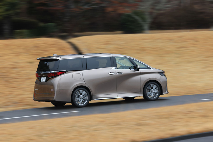 いわゆるブレーキの抜きをコントロールし、停止間際のノーズダウンを抑制する｢スムーズストップ｣制御を新たに採用。乗員の姿勢を安定させるショーファーカーらしい上質な乗り心地を実現したのも、「アルファード」のPHEVにおける特徴だ。