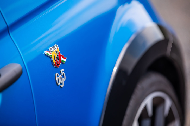 「アバルト695トリビュート131ラリー」のベース車両は、アバルトの高性能スポーツモデル「695コンペティツィオーネ」。WRCで活躍した1970年代の「フィアット131アバルト ラリー」からインスピレーションを得て開発されたという。