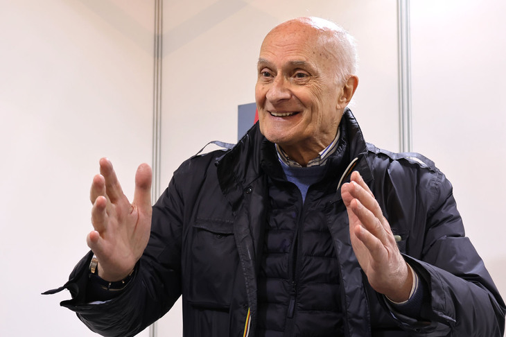 劇用車コーディネート業「ベア」を主宰するベッペ・ジャノーリオさん。愛車は1971年式「ポルシェ911“ナロー”」と「BMW Z3」。2023年3月に筆者撮影。