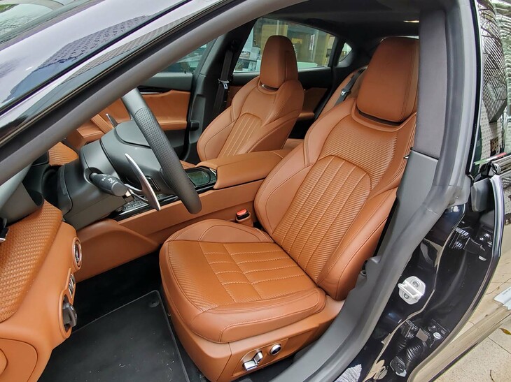 マセラティ・クアトロポルテ トロフェオ＜カスタマイズモデル＞（フロントシート）