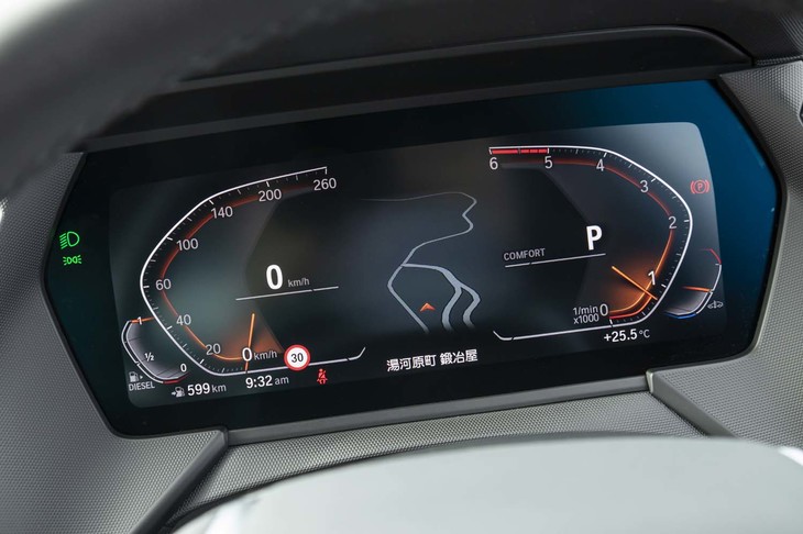 デジタルメータークラスターの表示は左の速度計と、右のエンジン回転計（反時計回り）を基本に構成される。レッドゾーンは5000rpmから。