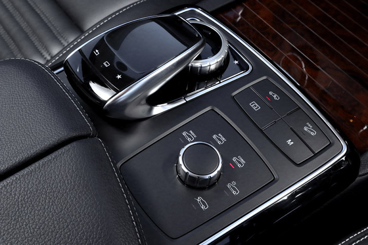 センターコンソールの左側にはCOMANDコントローラー、右側には走行モード切り替え機構「ダイナミックセレクト」のダイヤルが備わる。