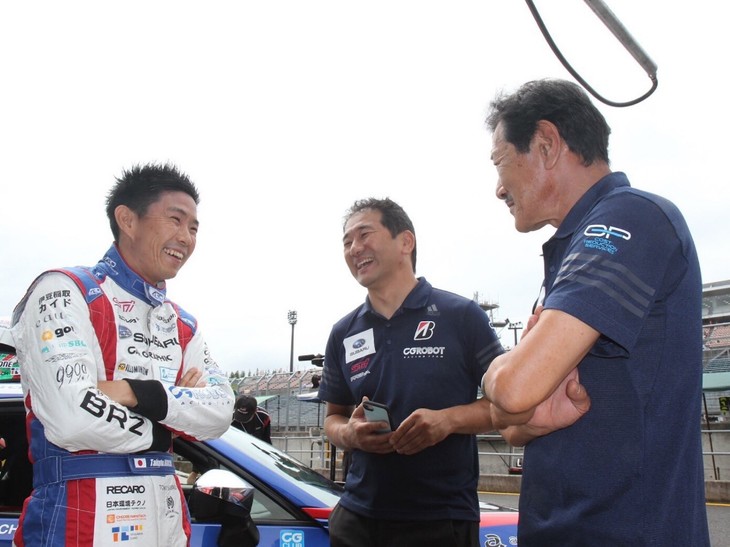 今大会はプロフェッショナルシリーズの専有走行から始まりました。結果は井口選手11番手、久保選手20番手となりましたが、両者とも「ポイント圏内に入れる」という手ごたえを感じながら、明日の予選に向けていい雰囲気の中で走行を終えました。