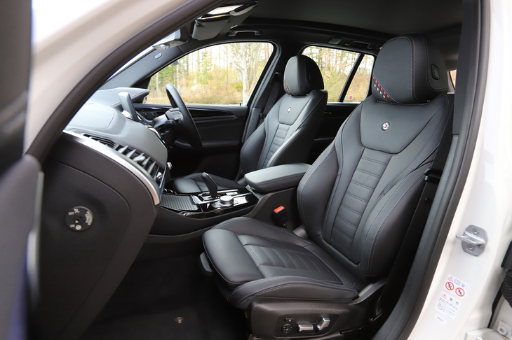 標準装備されるヴァーネスカレザーのシート。ヘッドレストに施されたひし形の模様は有償オプションである。