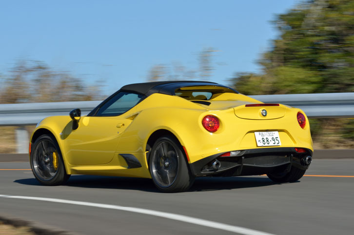 コーナーを駆け抜ける「4Cスパイダー」。足まわりは、フロントがダブルウィッシュボーン式で、リアがストラット式。