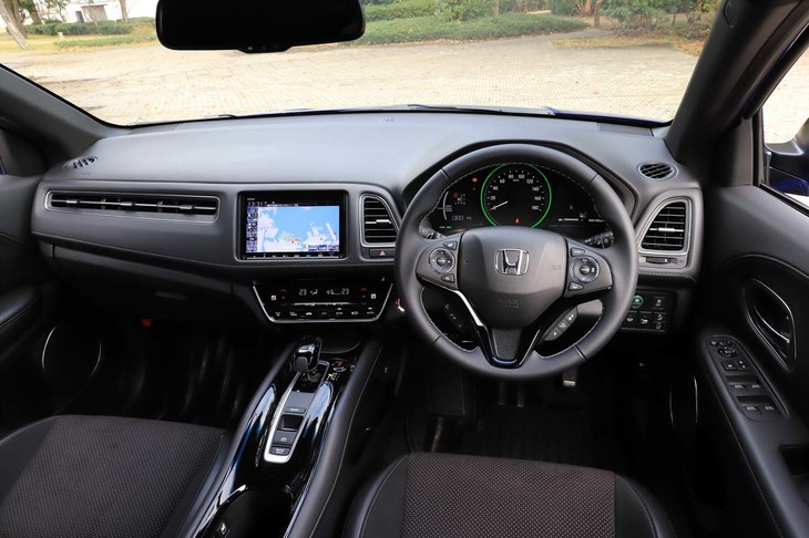 インテリアカラーはブラックのみ。デザインについてはベースの「ホンダ・ヴェゼル」のものと変わらない。