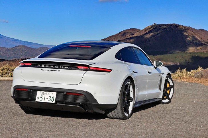 ポルシェらしいリア下がりのルーフラインが印象的だ。トランクリッドにはアクティブスポイラーが備わるが、写真の通り展開する高さはごくわずか。