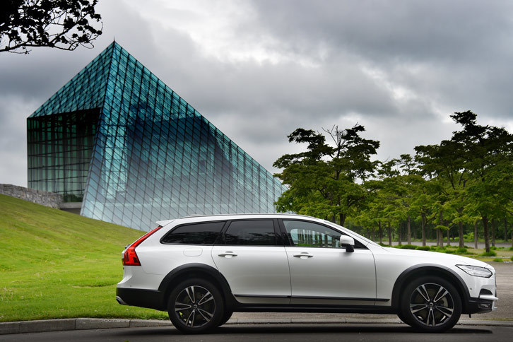 伸びやかなフォルムが印象的な「V90クロスカントリー」のサイドビュー。フロントオーバーハングの短い、FR車のようなプロポーションに仕立てられている。