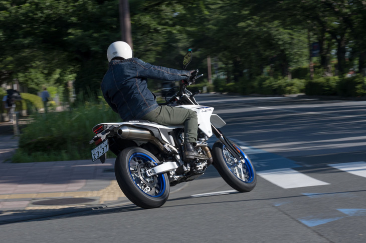 なんでもそつなくこなすような、優等生なバイクが多いなかで、とがったキャラクターが印象的だった「DR-Z4SM」。普段から前のめりにライディングを楽しみたいという人にお薦めである。