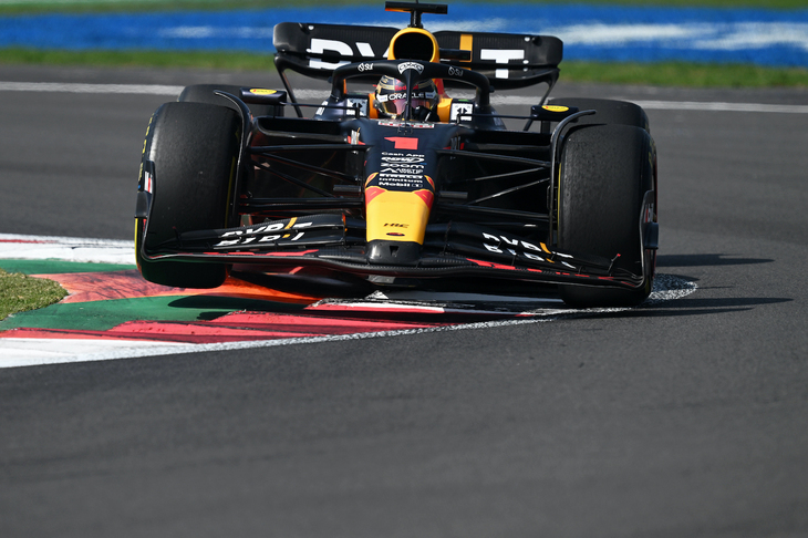 レッドブルのフェルスタッペン（写真）がメキシコシティGPで完勝した。3回のプラクティスすべてで最速タイムを記録、予選でもポール最有力候補だったにもかかわらず、路面温度が若干落ちたQ3ではマシンがスライドし始め、ささいなエラーも重なり3番手タイム。レースでは抜群の蹴り出しでトップに立つと、セーフティーカーや赤旗も難なく通り抜け、年間最多勝記録更新となる16勝目、通算でアラン・プロストに並ぶ歴代4位タイの51勝目をマークした。フェルスタッペンはこの2年間だけで31勝を記録したことになり、これはナイジェル・マンセルの通算勝利数に匹敵する。（Photo=Getty Images / Red Bull Content Pool）